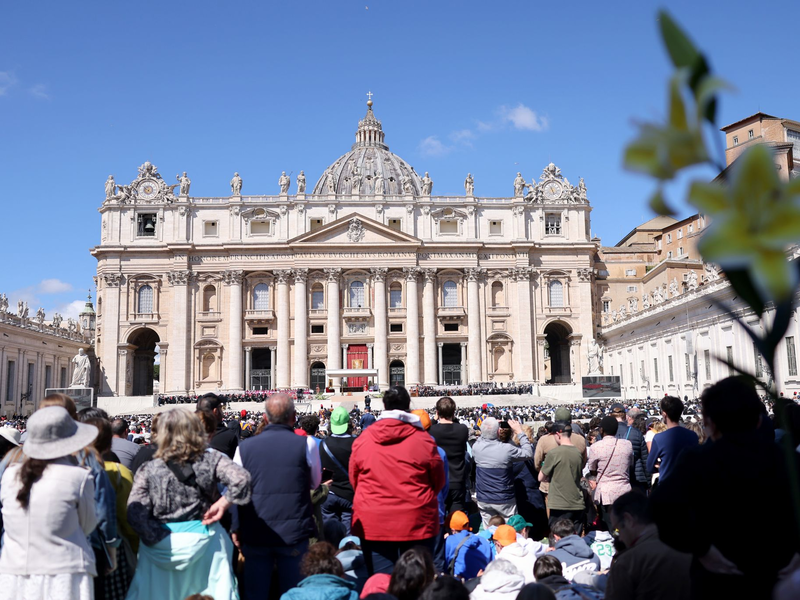 Hunderttausende Menschen wohnen der Trauerfeier für Franziskus bei. - Foto: Oliver Weiken/dpa