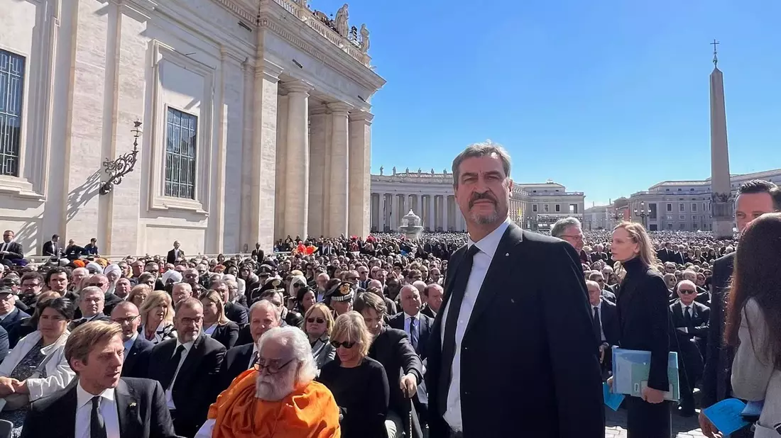Der bayerische Ministerpräsident Markus Söder nahm an der Trauerfeier für Papst Franziskus auf dem Petersplatz teil. - Bild: Bayerische Staatskanzlei/dpa