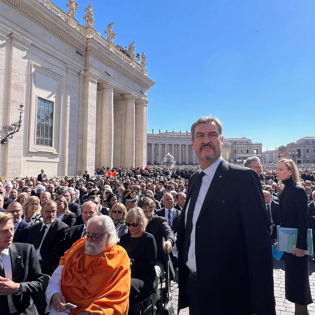 Der bayerische Ministerpräsident Markus Söder nahm an der Trauerfeier für Papst Franziskus auf dem Petersplatz teil. - Foto: Bayerische Staatskanzlei/dpa