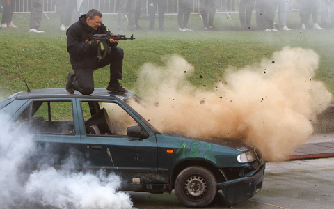 Stuntleute springen für die großen Stars sprichwörtlich durchs Feuer.  - Foto: -/XinHua/dpa