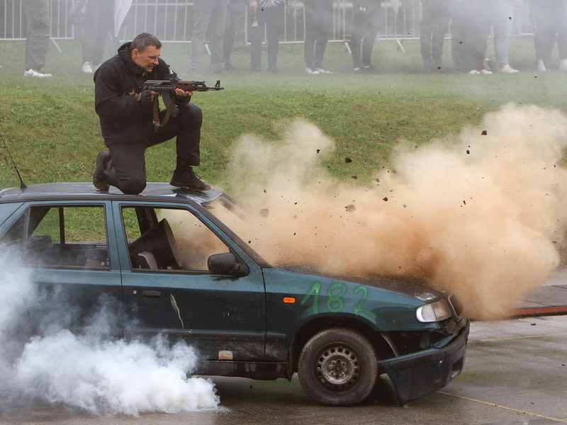 Stuntleute springen für die großen Stars sprichwörtlich durchs Feuer.  - Foto: -/XinHua/dpa