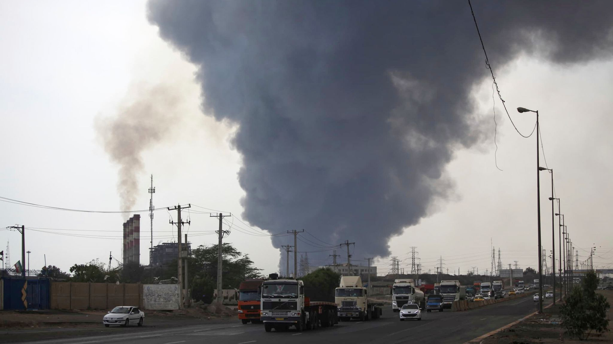 Schwarzer Rauch steigt in den Himmel. - Foto: Mohammad Rasoul Moradi/Islamic Republic News Agency, IRNA/AP/dpa