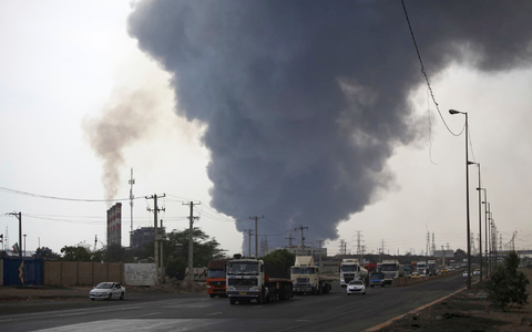 Schwarzer Rauch steigt in den Himmel. - Foto: Mohammad Rasoul Moradi/Islamic Republic News Agency, IRNA/AP/dpa Schwarzer Rauch steigt in den Himmel. - Foto: Mohammad Rasoul Moradi/Islamic Republic News Agency, IRNA/AP/dpa