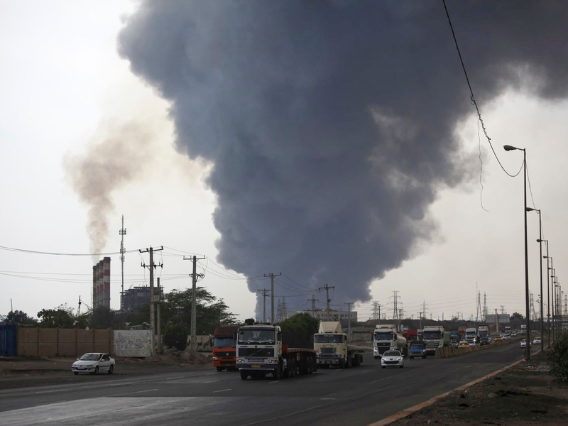 Schwarzer Rauch steigt in den Himmel. - Foto: Mohammad Rasoul Moradi/Islamic Republic News Agency, IRNA/AP/dpa