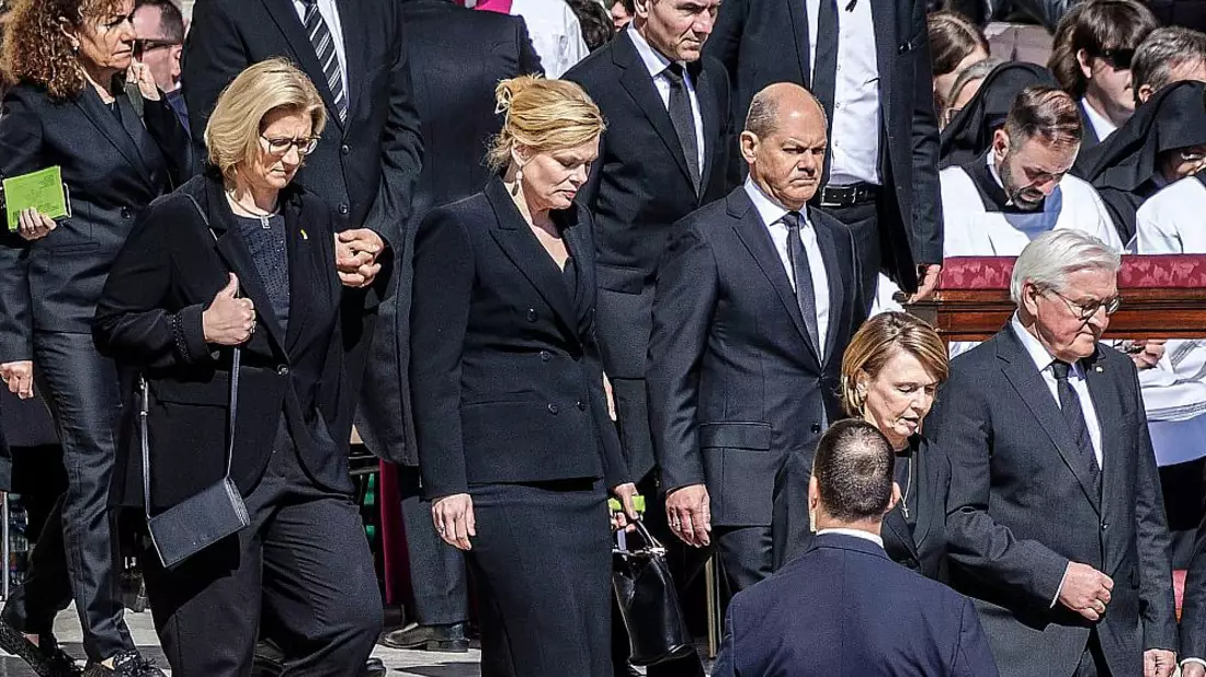 Deutsche Delegation mit Rehlinger, Klöckner, Scholz und Steinmeier beim Papst-Begräbnis am 26.04.2025 - Bild: Butzmann, Dominik/BPA,  Text: über dts Nachrichtenagentur