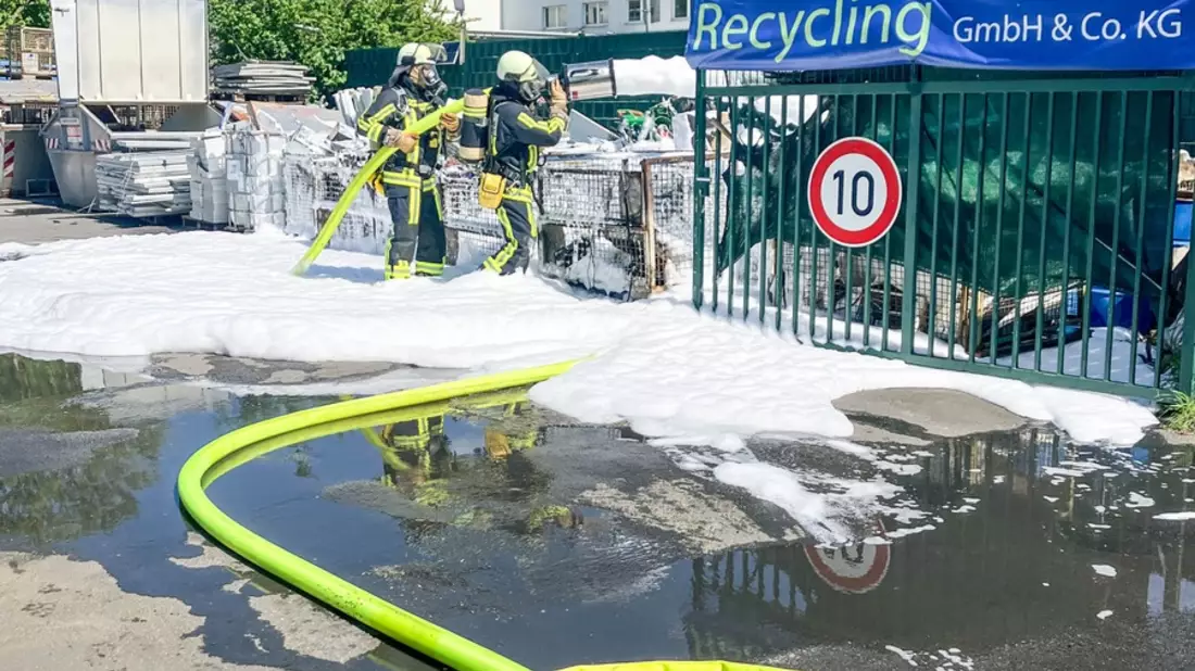 FW-BO: Brennender Schrott bei einem Recycling-Betrieb in Wattenscheid - Bild: presseportal.de