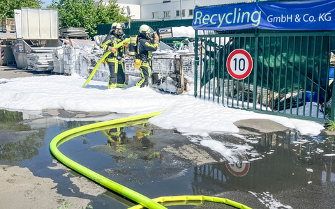 FW-BO: Brennender Schrott bei einem Recycling-Betrieb in Wattenscheid - Foto: presseportal.de