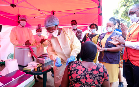 Noch gibt es keinen zugelassenen Impfstoff gegen die gefährliche Sudan-Variante von Ebola. (Archivbild) - Foto: Hajarah Nalwadda/XinHua/dpa Noch gibt es keinen zugelassenen Impfstoff gegen die gefährliche Sudan-Variante von Ebola. (Archivbild) - Foto: Hajarah Nalwadda/XinHua/dpa