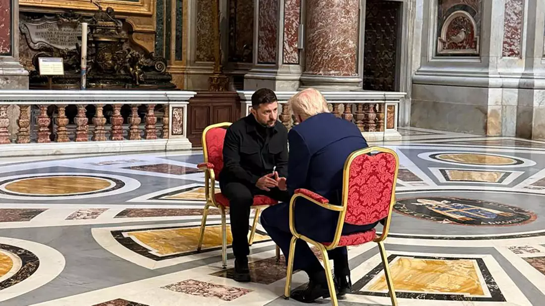 US-Präsident Donald Trump (rechts) und der ukrainische Präsident Wolodymyr Selenskyj sprechen im Petersdom. (Archivbild) - Bild: Uncredited/Ukrainian Presidential Press Service/AP/dpa