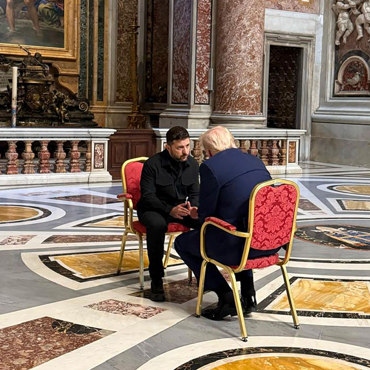 US-Präsident Donald Trump (rechts) und der ukrainische Präsident Wolodymyr Selenskyj sprechen im Petersdom. (Archivbild) - Foto: Uncredited/Ukrainian Presidential Press Service/AP/dpa
