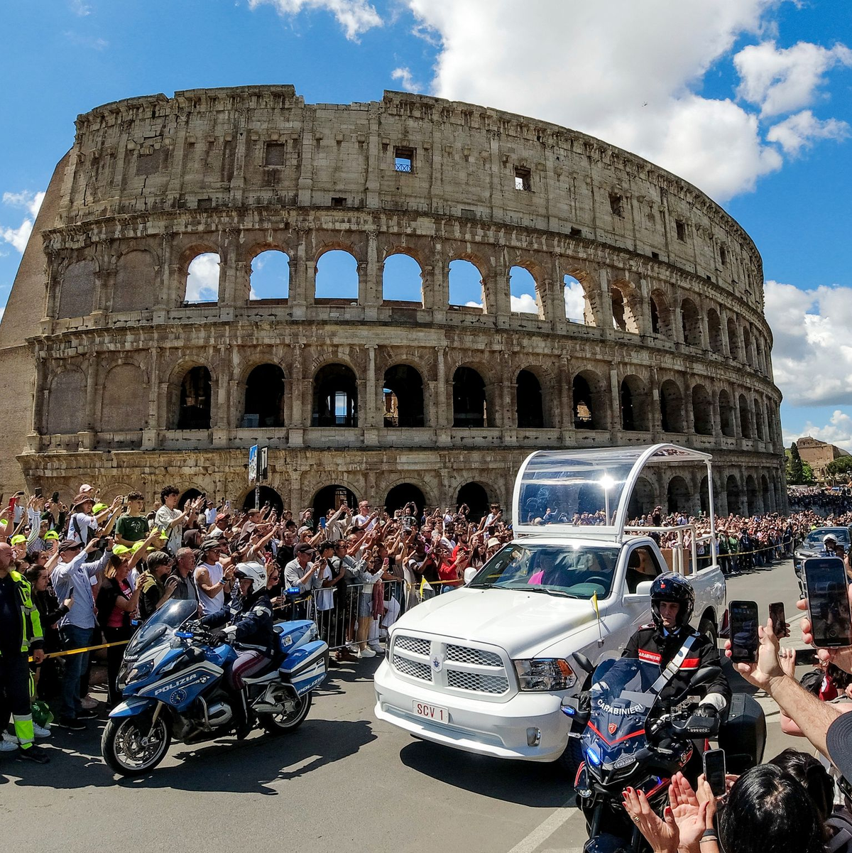 Der Sarg von Papst Franziskus wird am Kolosseum vorbei gefahren. - Foto: Mauro Scrobogna/LaPresse/AP/dpa