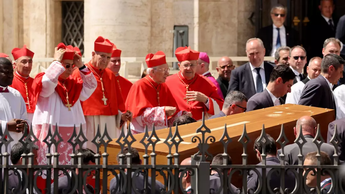 Der Sarg des verstorbenen Papstes Franziskus. - Bild: Christoph Reichwein/dpa