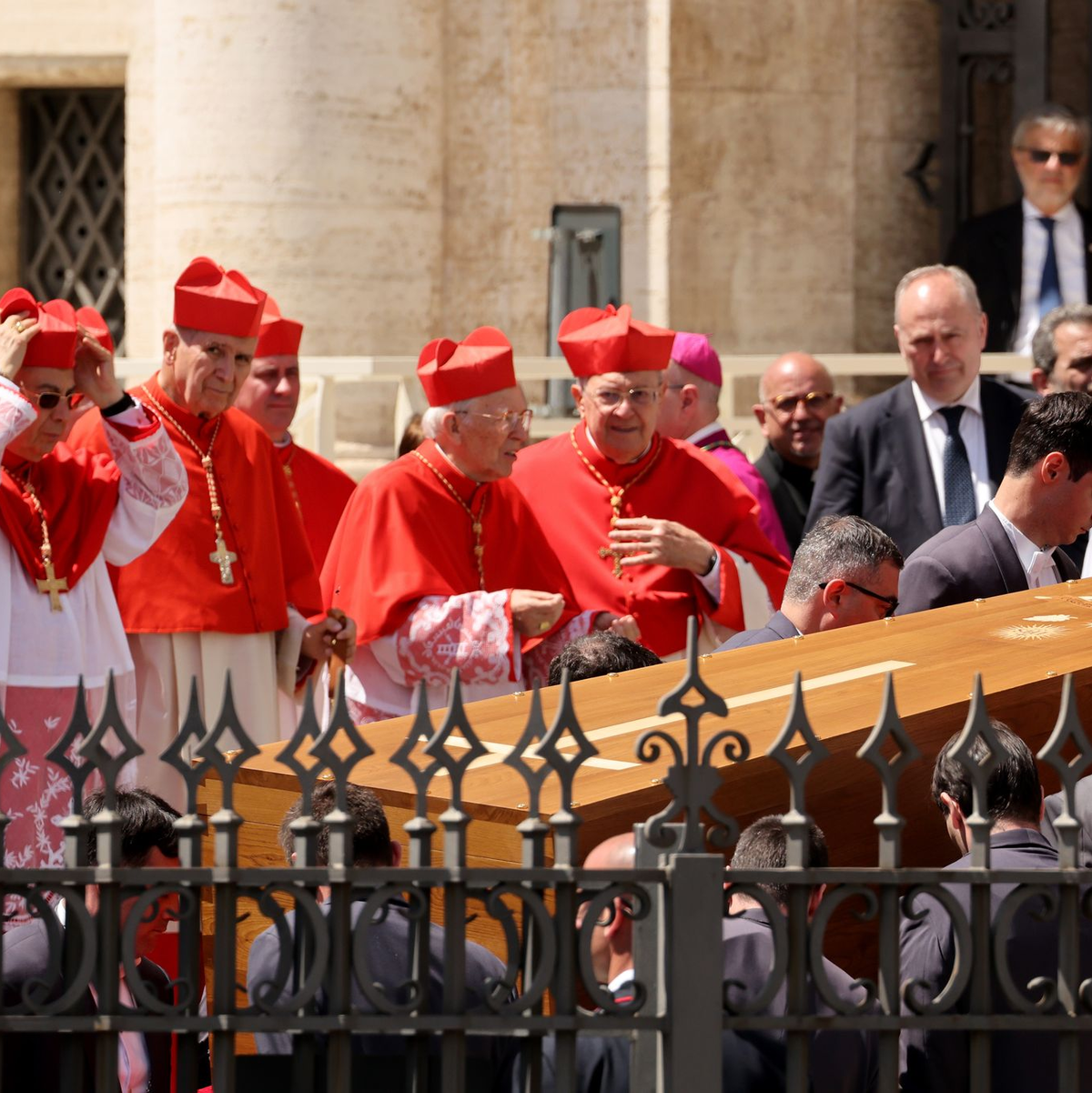 Der Sarg des verstorbenen Papstes Franziskus. - Foto: Christoph Reichwein/dpa