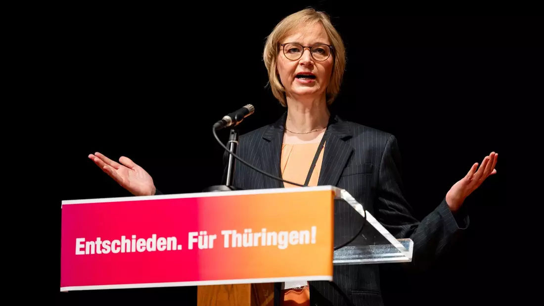 Gute Stimmung bei der Abstimmung über den Thüringer BSW-Parteivorstand in Gera. - Bild: Jacob Schröter/dpa
