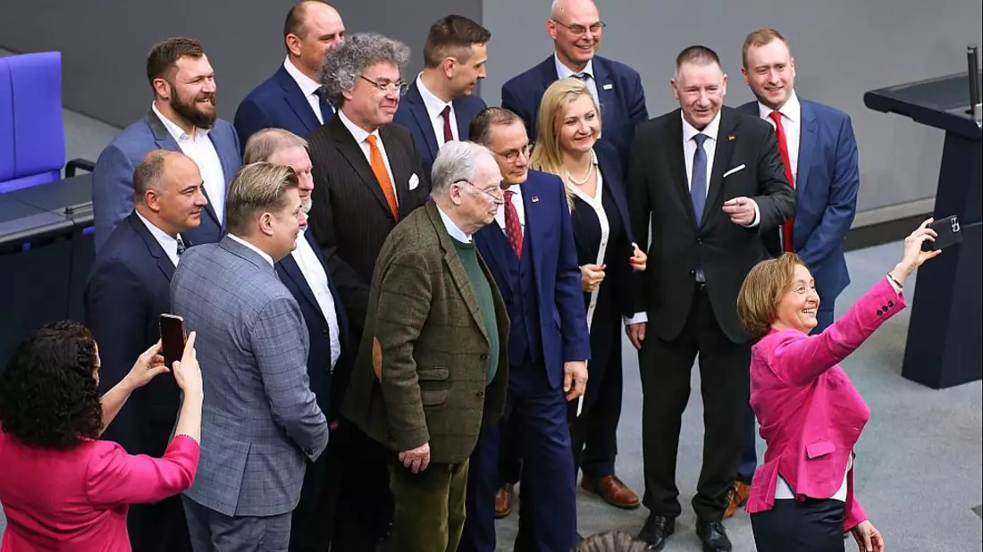 AfD-Abgeordnete machen ein Selfie (Archiv) - Bild: über dts Nachrichtenagentur