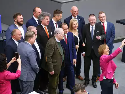 AfD-Abgeordnete machen ein Selfie (Archiv) - Foto: über dts Nachrichtenagentur