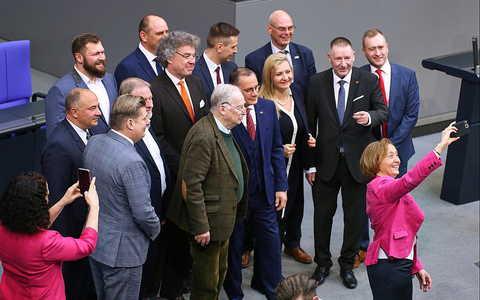 AfD-Abgeordnete machen ein Selfie (Archiv) - Foto: über dts Nachrichtenagentur