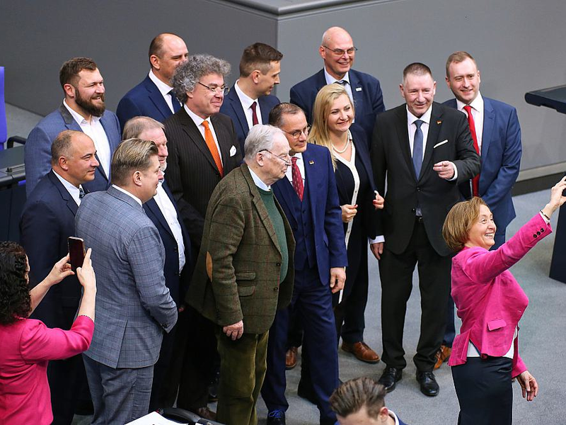 AfD-Abgeordnete machen ein Selfie (Archiv) - Foto: über dts Nachrichtenagentur