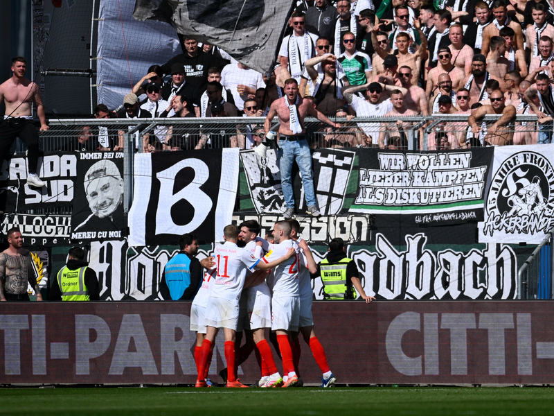Kiels David Zec (l) und Gladbachs Robin Hack kämpfen um den Ball. - Foto: Gregor Fischer/dpa