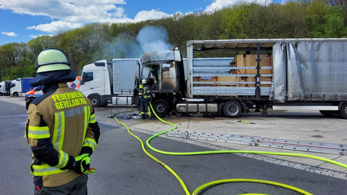 FW-EN: Feuerwehr Gevelsberg löscht brennende Sattelzugmaschine auf der A1 - Foto: presseportal.de
