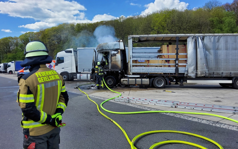FW-EN: Feuerwehr Gevelsberg löscht brennende Sattelzugmaschine auf der A1 - Foto: presseportal.de