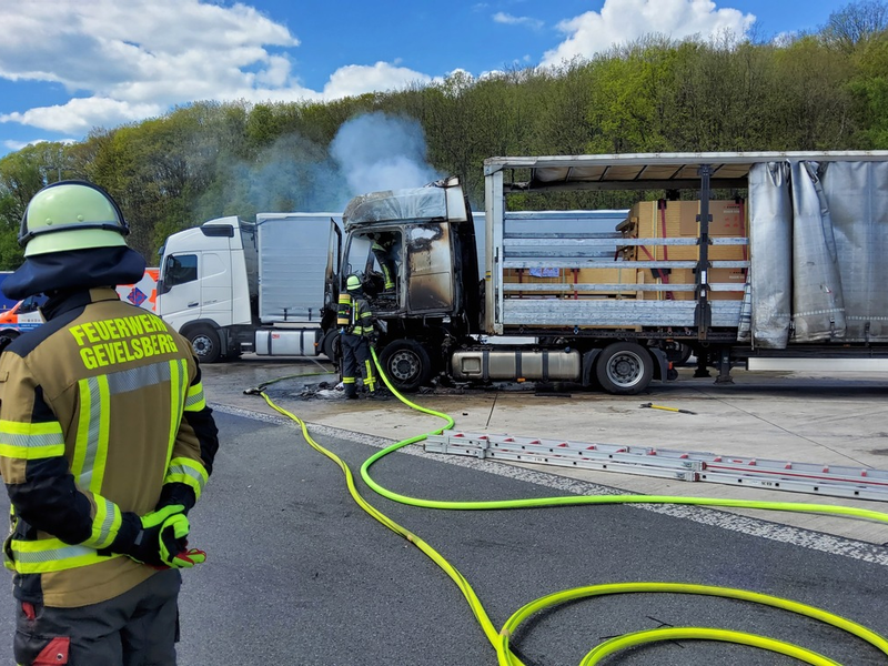 FW-EN: Feuerwehr Gevelsberg löscht brennende Sattelzugmaschine auf der A1 - Foto: presseportal.de