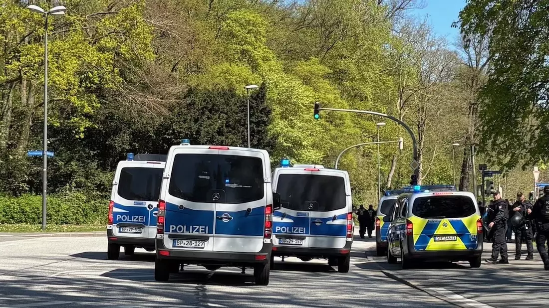 POL-KI: 250426.1 Kiel: Heimspiel Holstein Kiel gegen Borussia Mönchengladbach - Bild: presseportal.de