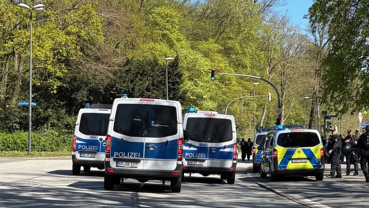 POL-KI: 250426.1 Kiel: Heimspiel Holstein Kiel gegen Borussia Mönchengladbach - Foto: presseportal.de
