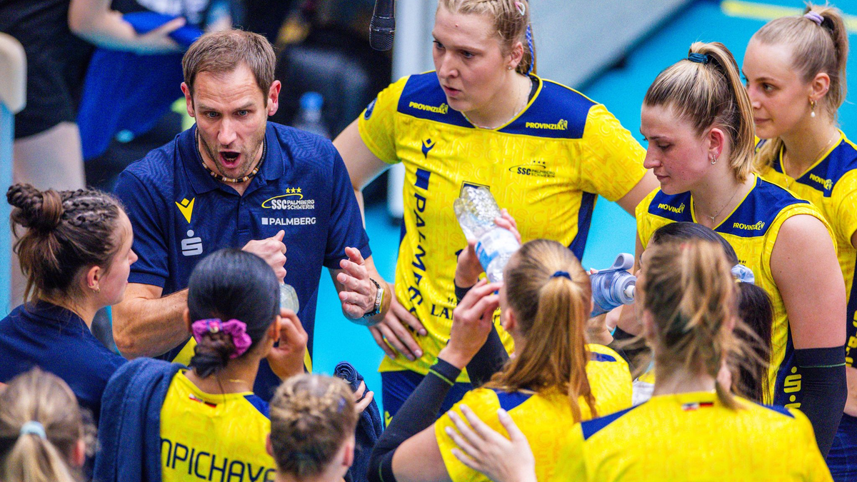 Elles Dambrink vom SSC Palmberg Schwerin kann sich am Netz durchsetzen. - Foto: Jens Büttner/dpa