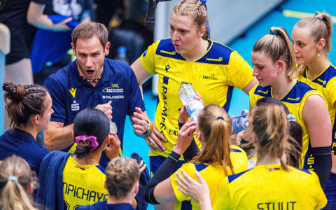 Elles Dambrink vom SSC Palmberg Schwerin kann sich am Netz durchsetzen. - Foto: Jens Büttner/dpa