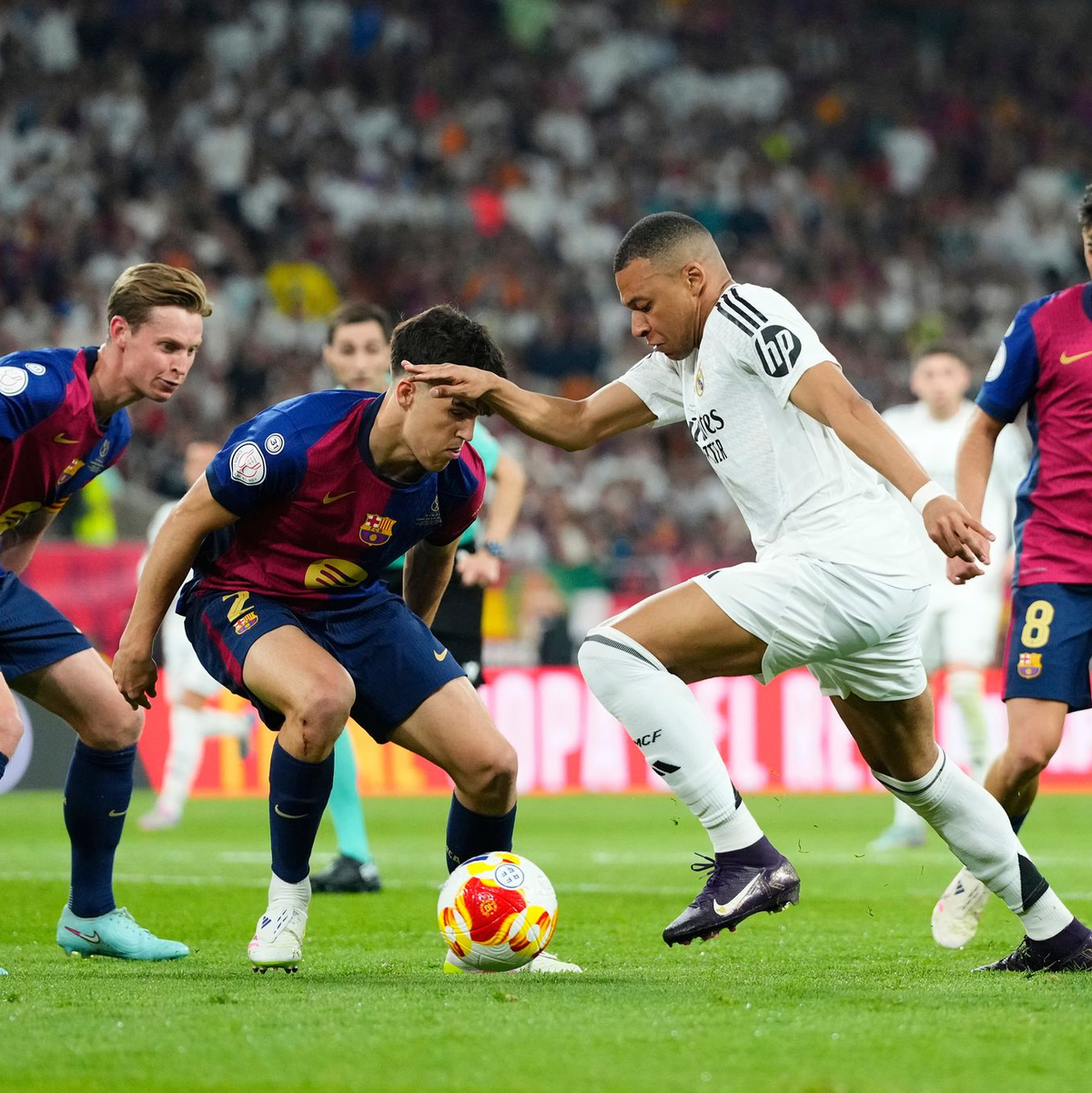 Wieder kein Titel für Real Madrid: Den Königlichen droht eine Saison ohne Trophäe. - Foto: Jose Breton/AP/dpa