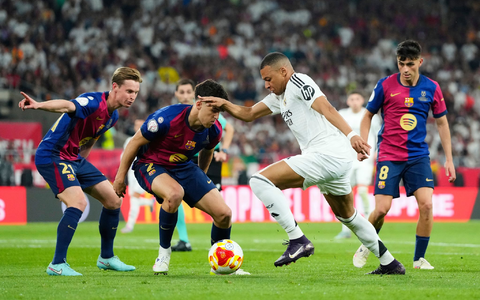 Im Pokalfinale gegen den FC Barcelona leistete sich Antonio Rüdiger (l) einen heftigen Aussetzer. - Foto: Jose Breton/AP/dpa Im Pokalfinale gegen den FC Barcelona leistete sich Antonio Rüdiger (l) einen heftigen Aussetzer. - Foto: Jose Breton/AP/dpa
