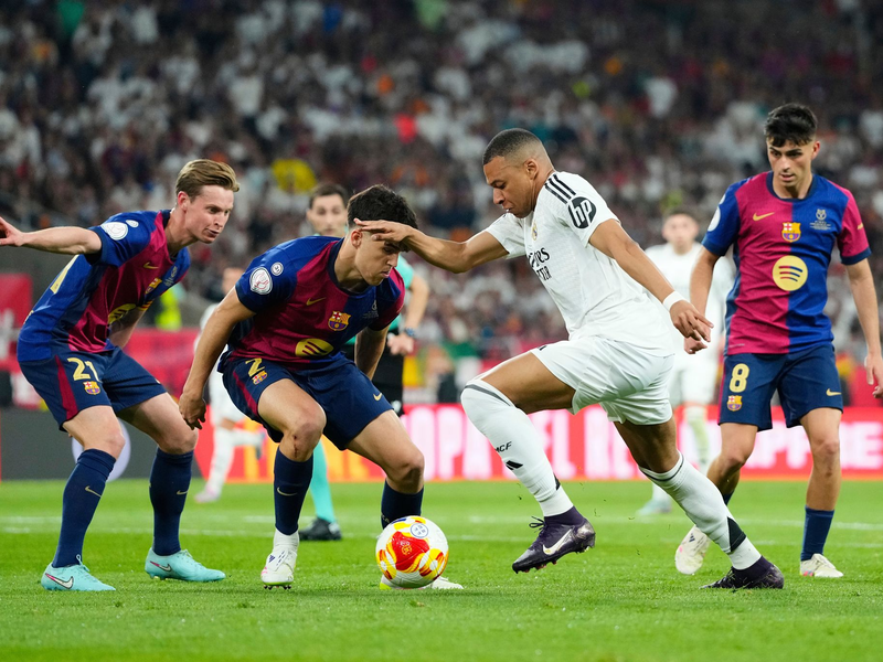 Im Pokalfinale gegen den FC Barcelona leistete sich Antonio Rüdiger (l) einen heftigen Aussetzer. - Foto: Jose Breton/AP/dpa