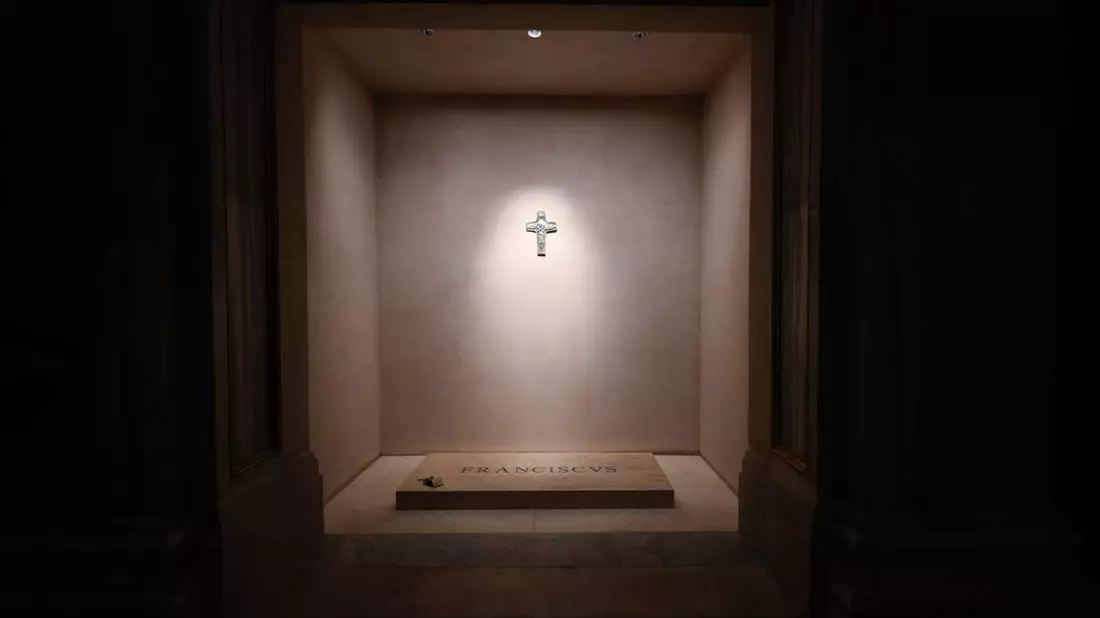 Zu sehen ist am Grab eine schlichte Marmor-Platte mit der Aufschrift «Franciscus».  - Bild: Vatican Media/dpa