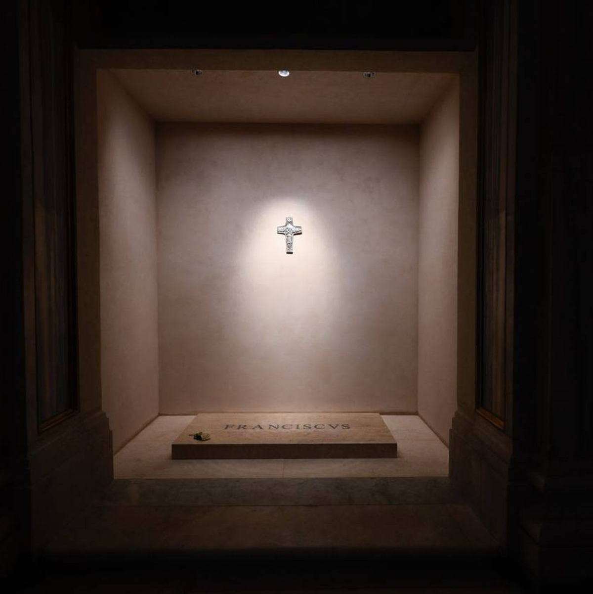 Zu sehen ist am Grab eine schlichte Marmor-Platte mit der Aufschrift «Franciscus».  - Foto: Vatican Media/dpa