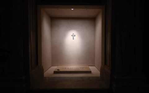 Zu sehen ist am Grab eine schlichte Marmor-Platte mit der Aufschrift «Franciscus».  - Foto: Vatican Media/dpa