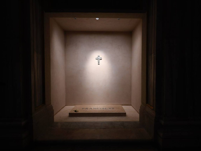 Zu sehen ist am Grab eine schlichte Marmor-Platte mit der Aufschrift «Franciscus».  - Foto: Vatican Media/dpa