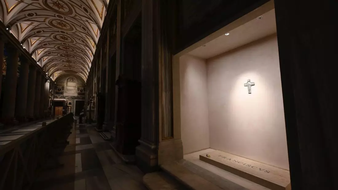 Zu sehen ist am Grab eine schlichte Marmor-Platte mit der Aufschrift «Franciscus».  - Bild: Vatican Media/dpa