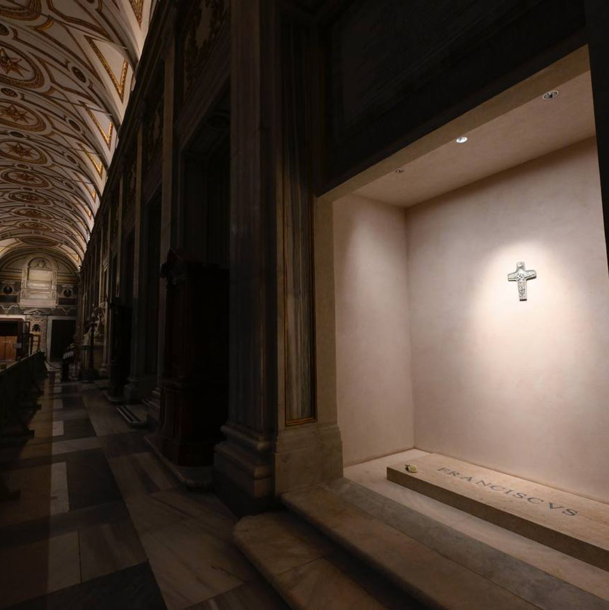 Zu sehen ist am Grab eine schlichte Marmor-Platte mit der Aufschrift «Franciscus».  - Foto: Vatican Media/dpa