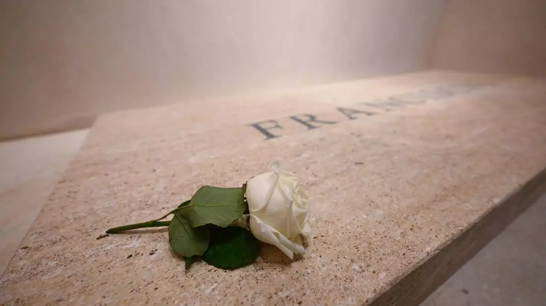 Eine weiße Rose liegt auf dem Grab von Papst Franziskus - Bild: Vatican Media/dpa