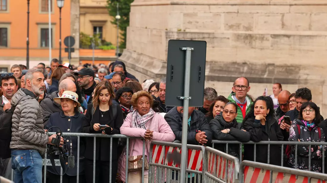 Die ersten Besucher warten vor der Basilika Santa Maria Maggiore. - Bild: Christoph Reichwein/dpa