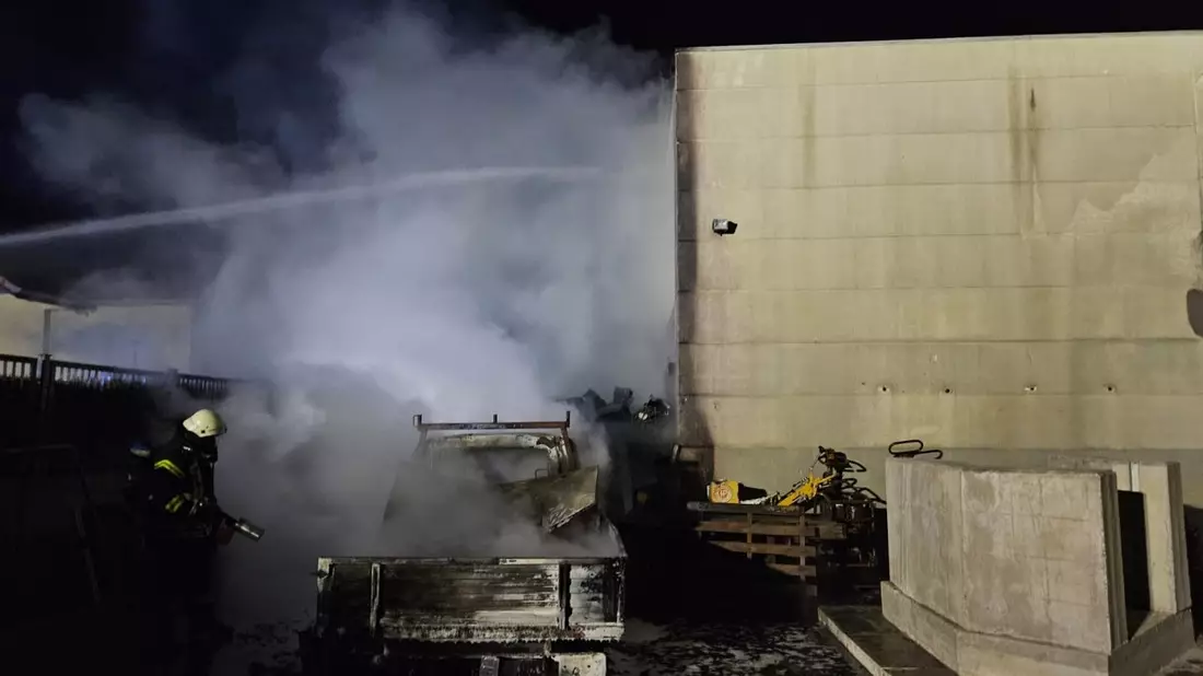 POL-HI: Brand eines Kleintransporters auf einem Firmengelände - Bild: presseportal.de