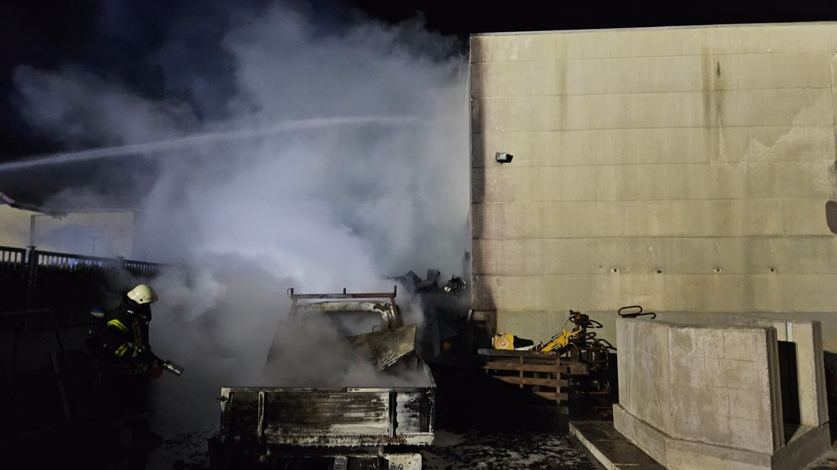 POL-HI: Brand eines Kleintransporters auf einem Firmengelände - Foto: presseportal.de