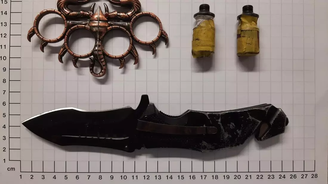 BPOL NRW: Bundespolizei beschlagnahmt Messer, Schlagring und selbstgebaute Mündung - Bild: presseportal.de