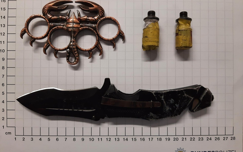 BPOL NRW: Bundespolizei beschlagnahmt Messer, Schlagring und selbstgebaute Mündung - Foto: presseportal.de