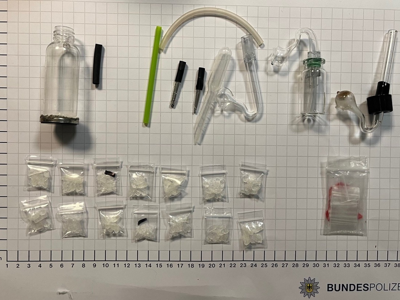 BPOL NRW: 14 Tütchen Crystal Meth bei sich und Widerstand geleistet - Bundespolizei nimmt 33-Jährigen vorläufig fest - Foto: presseportal.de