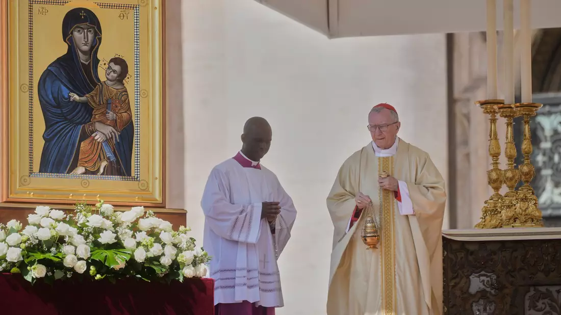 Kardinal Pietro Parolin (rechts) zelebriert die erste Sonntagsmesse auf dem Petersplatz nach dem Tod von Papst Franziskus. - Bild: Gregorio Borgia/AP/dpa