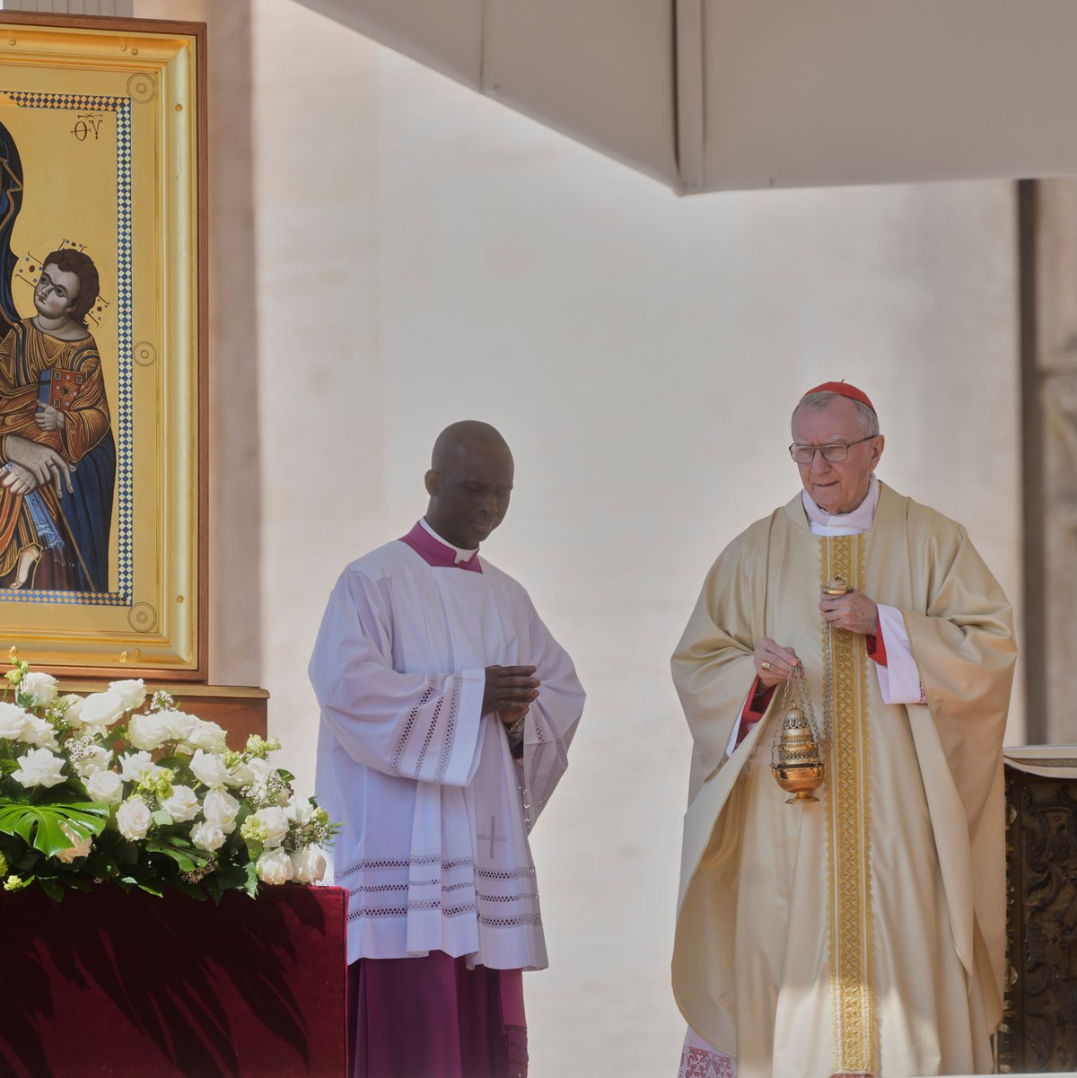 Kardinal Pietro Parolin (rechts) zelebriert die erste Sonntagsmesse auf dem Petersplatz nach dem Tod von Papst Franziskus. - Foto: Gregorio Borgia/AP/dpa