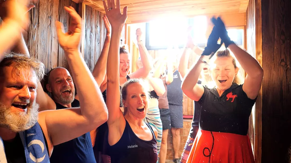 Große Freude nach dem erfolgreichen Sauna-Weltrekordversuch in Ostfriesland.  - Bild: Jörn Hüneke/dpa