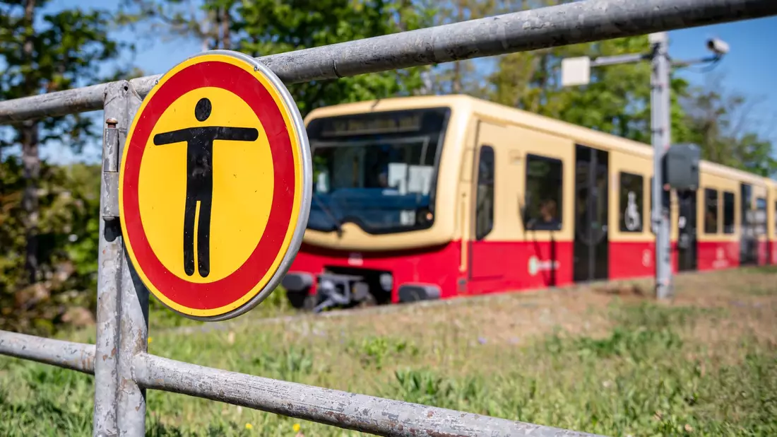 Immer wieder kommt es zu schweren Unfällen, weil Menschen auf U- oder S-Bahn-Dächer klettern und mitfahren. - Bild: Fabian Sommer/dpa